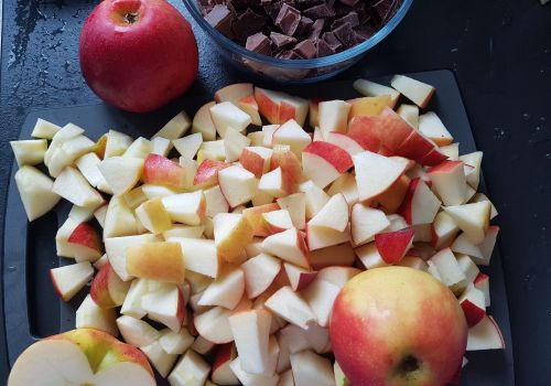 Äpfel und Schokolade in Stücke schneiden.
